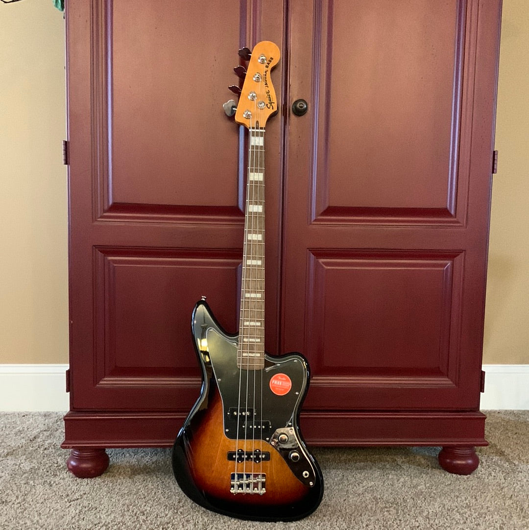 Squier Classic Vibe Jaguar® Bass, Laurel Fingerboard, 3-Color Sunburst