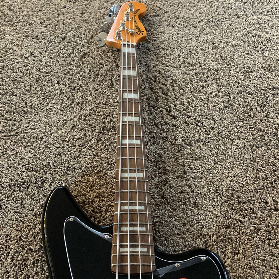 Squier Classic Vibe Jaguar® Bass, Laurel Fingerboard, 3-Color Sunburst