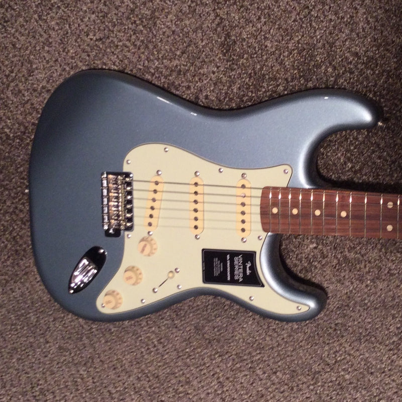 Fender Vintera® '60s Stratocaster®, Pau Ferro Fingerboard, Ice Blue Metallic