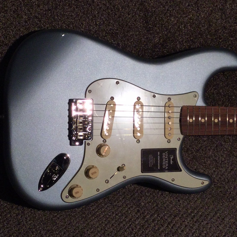 Fender Vintera® '60s Stratocaster®, Pau Ferro Fingerboard, Ice Blue Metallic